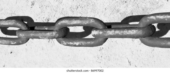Chain in black and white