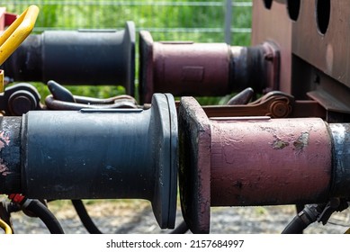 Chain coupler connecting freight wagons, large wagon buffers visible.