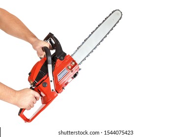 Chainsaw in einer männlichen Hand einzeln auf weißem Hintergrund.