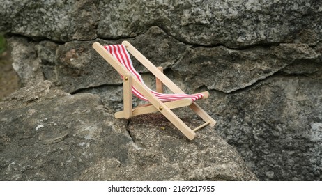 Chaise Lounge Chair With Red Stripes For Relaxing.