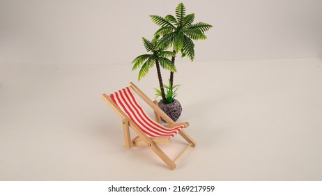 Chaise Lounge Chair With Red Stripes For Relaxing.