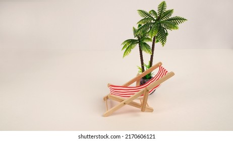 Chaise Lounge Chair With Red Stripes For Relaxing.