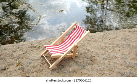 Chaise Lounge Chair With Red Stripes For Relaxing.