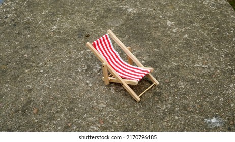 Chaise Lounge Chair With Red Stripes For Relaxing.