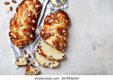 Challah Traditionelles jüdisches Brot mit Mandeln und Cranberries