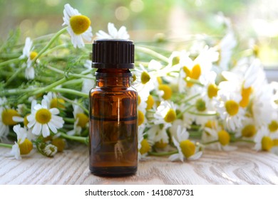 Kamillenöl oder Essenz in einer Glasflasche für Haare und Haut. Aromatherapie-Konzept