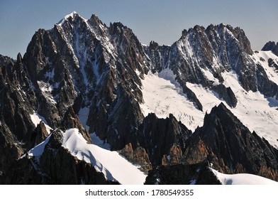 Chamonix, France - 1er juillet 2020 : Vue sur les glaciers depuis le sommet de l'Aiguille du Midi, massif du Mont Blanc