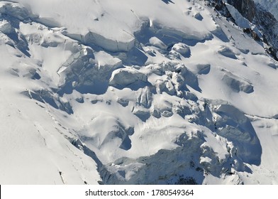 Chamonix, France - 1er juillet 2020 : Vue sur les glaciers depuis le sommet de l'Aiguille du Midi, massif du Mont Blanc