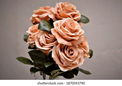 Champagne-colored artificial roses decorating the table