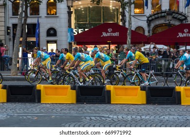 CHAMPS ELYSEES, PARIS, FRANCE – JULY 27, 2014: The Circle Of Honor Of The Teams Of The Winners Of The Tour De France 2014 Cycling Race On The Champs Elysees.