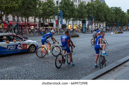 CHAMPS ELYSEES, PARIS, FRANCE – JULY 27, 2014: The Circle Of Honor Of The Teams Of The Winners Of The Tour De France 2014 Cycling Race On The Champs Elysees.