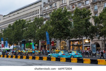 CHAMPS ELYSEES, PARIS, FRANCE – JULY 27, 2014: The Circle Of Honor Of The Teams Of The Winners Of The Tour De France 2014 Cycling Race On The Champs Elysees.