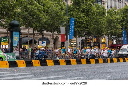 CHAMPS ELYSEES, PARIS, FRANCE – JULY 27, 2014: The Circle Of Honor Of The Teams Of The Winners Of The Tour De France 2014 Cycling Race On The Champs Elysees.