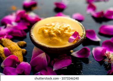 Chana,haldi,limbo & Milk  Ka Ubtan Or Ayurvedic Face Pack Of Turmeric, Lemon,gram Flour & Milk On Wooden Surface For Good Skin And No Black Heads Or Any Skin Related Problems.