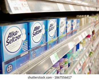 CHANDLER, AZ, USA-NOVEMBER  21, 2020: Alka Seltzer Stocked On Vitamin Shelf At Local Winco. Alka Seltzer Is A Pain And Acid Reliever, Owned By Bayer And 1st Launched Back In 1931.