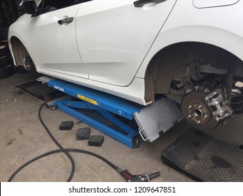 Change Wheel Car Using Hydraulic Lift Stock Photo 1209647851 | Shutterstock