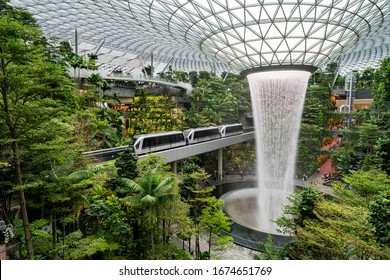 53 Jewel changi airport rain vortex day Images, Stock Photos & Vectors ...