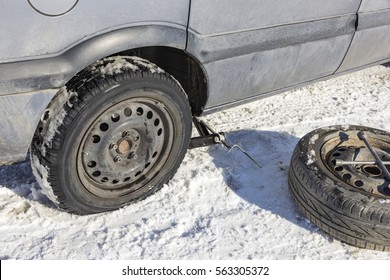 Changing A Flat Tire In The Winter Snow With Backup