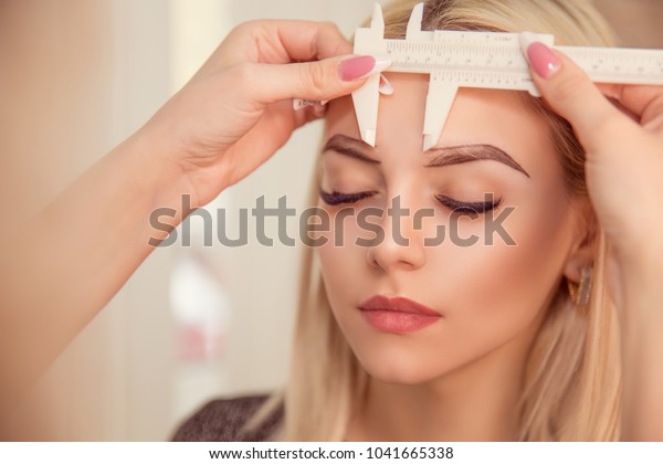 眉の形を変更する定規で眉を測るスタイリスト 美容院の微小色素沈着の仕事の流れ 目の眉をしぼった女性 の写真素材 今すぐ編集