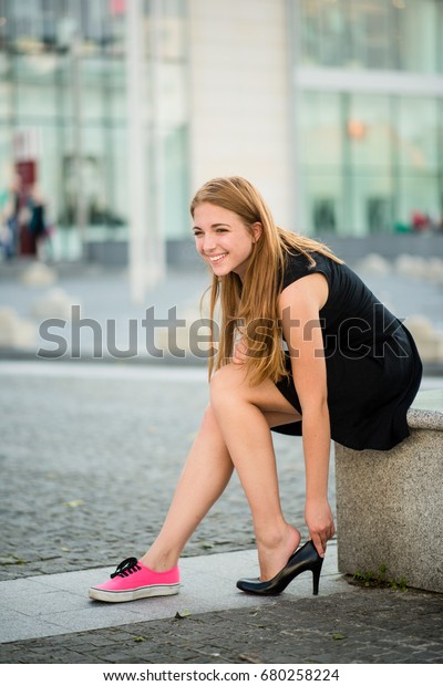 Suchen Sie Nach Schuhwechsel Teenager Zieht Hohe Absatze Stockbildern In Hd Und Millionen Weiteren Lizenzfreien Stockfotos Illustrationen Und Vektorgrafiken In Der Shutterstock Kollektion Jeden Tag Werden Tausende Neue Hochwertige Bilder