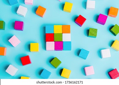 Chaotically disorganized colored cubes and ordered. The concept of business model, structure, logical solution of the organization. order and chaos.