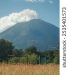 Volcán Chaparrastique, fotografía tomada desde un antiguo parque abandonado durante la emisión de gases y ceniza volcánica en San Miguel, El Salvador