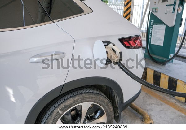 Charging new energy electric\
vehicles