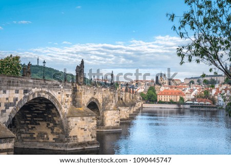 Karlsbrücke an der Seite und Prag Stadt