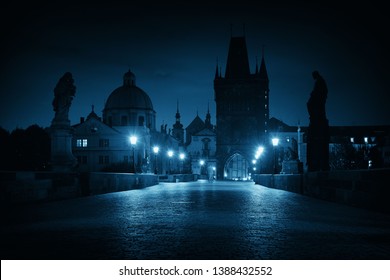 Pont Charles à Prague la nuit