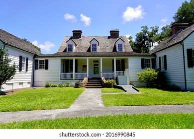 Charles Pinckney National Historic Site, Mount Pleasant, South Carolina -2021: Preserves Charles Pinckney's Snee Farm Plantation And Country Retreat. The Coastal Cottage With Full-width Front Porch. 