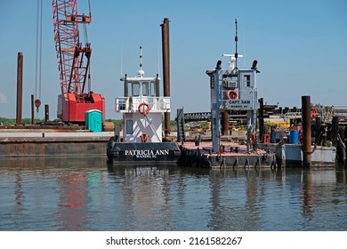 CHARLESTON, SC, USA - MAY 28, 2022: Tugboat Patricia Ann And Pusher Tug Capt. Sam, With Crane And Barge, At Daniel Island Marina On The Cooper River.