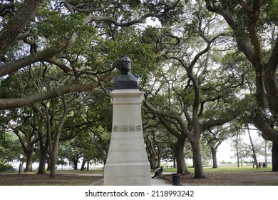 In Charleston, visitors can see Rainbow Street surrounded by beautiful antebellum mansions and massive oak trees draped in Spanish moss, or Charleston Waterfront Park together with Whitepoint Garden 