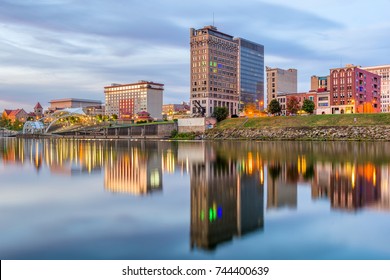Charleston, West Virginia, USA skyline on the Kanawha River.