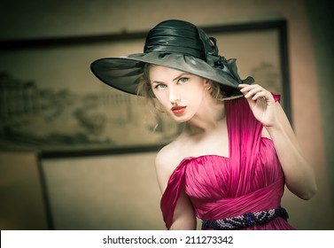 Charming Blonde Woman With Black Hat, Retro Image. Young Beautiful Fair Hair Female Posing Vintage. Mysterious Lady With Movie Star Look. Attractive Fashionable Girl Looking As An American Actress 