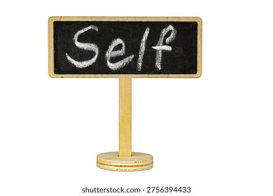 Un encantador letrero rectangular en miniatura en la pizarra con la palabra escrita a mano Self escrito con audacia en tiza blanca se asienta sobre un poste de madera lisa y un soporte de base circular. El rústico marco de madera natural contrasta maravillosamente con la superficie de pizarra negra mate oscura. Esta pieza conceptual está perfectamente aislada sobre un fondo blanco puro con abundante espacio de copia, lo que la hace ideal para temas de autoconciencia, identidad, crecimiento personal, atención plena y contenido motivacional en proyectos de diseño.