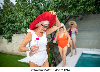 Je l'ai peut être trouvé mon 90S - Page 5 Charming-old-ladies-swimsuits-holding-260nw-1504743032