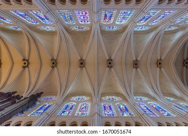 CHARTRES, FRANKREICH - CIRCA JANUAR 2018: Kathedrale von Chartres Gewölbedecke und Glasfenster