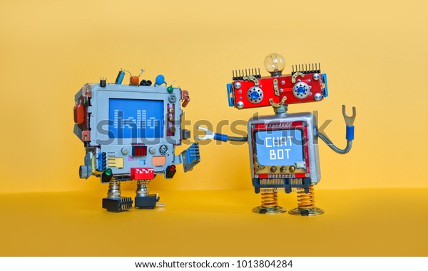 チャットボットロボットは アンドロイドのロボットキャラクターを歓迎する 黄色い背景にクリエイティブデザインおもちゃ の写真素材 今すぐ編集