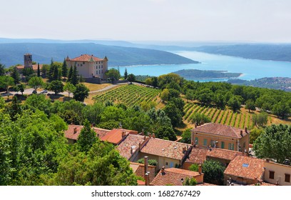Schloss und Kirche in Aiguines und St. Croix Lake im Hintergrund, Var Department, Provence, Frankreich