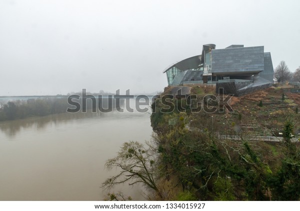 CHATTANOOGA,\
TENNESSEE, USA - MARCH 9, 2019: Cliffside view of Chattanooga\'s\
Hunter Museum of Art and Tennessee\
River.