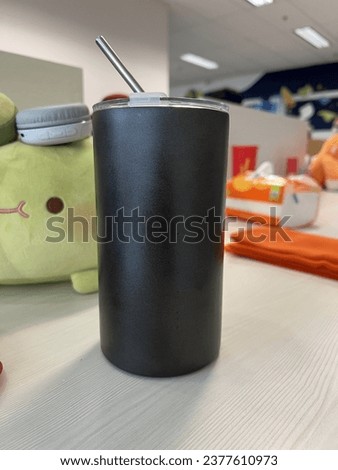 A cheap tumblr at the office. Heat resistant and cold resistant for minimum 8 hours. Spill-proof and non-leaking. Tumblr for iced coffee, iced tea, hot coffee, hot tea, and water.