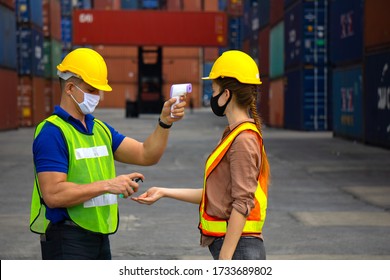 Check body temperature Before working in the warehouse To prevent the spread of covid-19