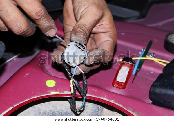 Check car\
electrical system and power\
cable