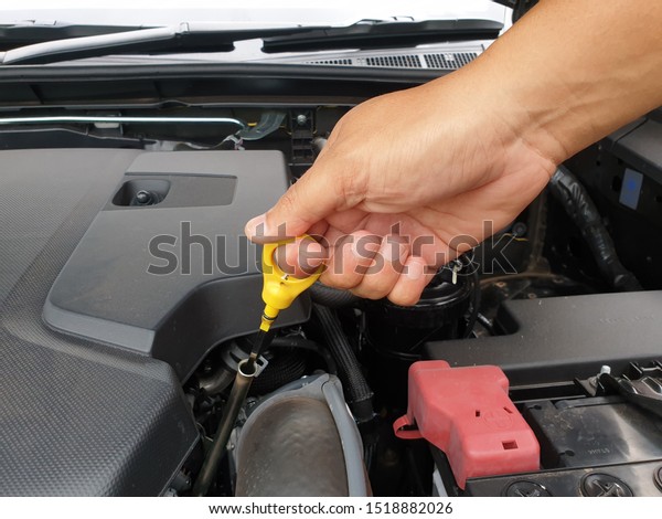 Check the car engine\
oil before traveling.