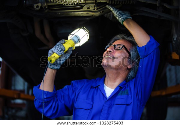 check\
the condition of the car engine and oil in garage\
