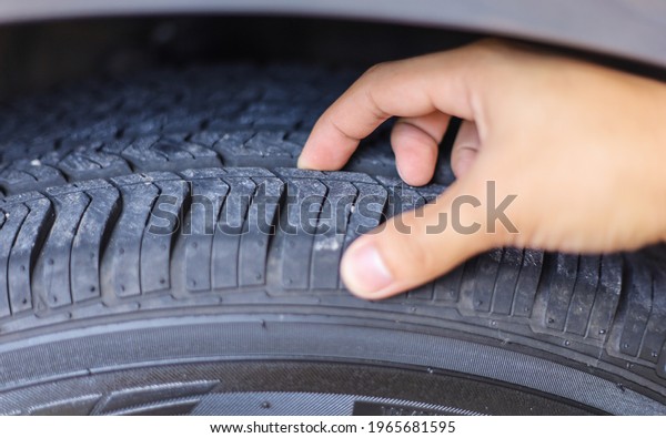 Check the condition of the car\'s tires.\
Checking the tires before\
departure\

