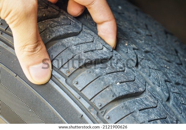 Check the condition of the car\'s tires.\
Checking the tires before\
departure\
