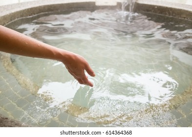 check the temperature by using hand at the hot spring pool