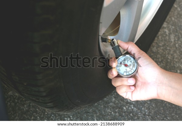 Check tire
pressure before going on a long
journey.