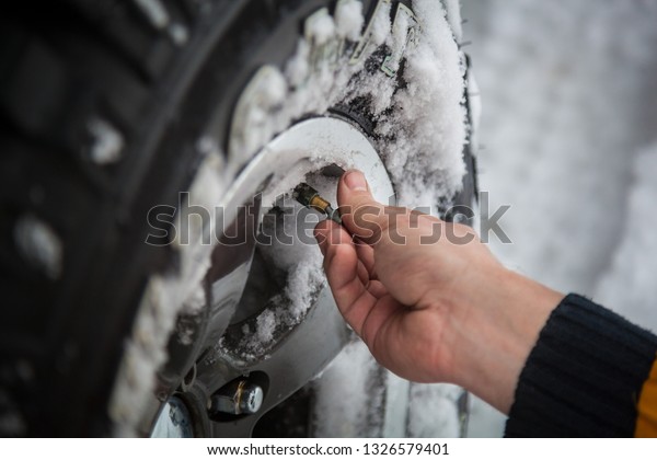 Check the tire pressure of the car
wheel. Blow off and inflate the wheel through the
nipple.